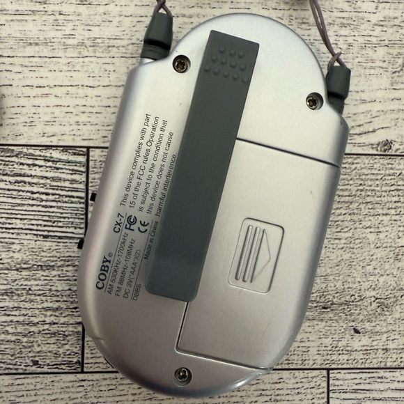 Vintage Coby am/fm portable radio w/strap (DOES NOT INCLUDE HEADPHONES) - Picture 5 of 6